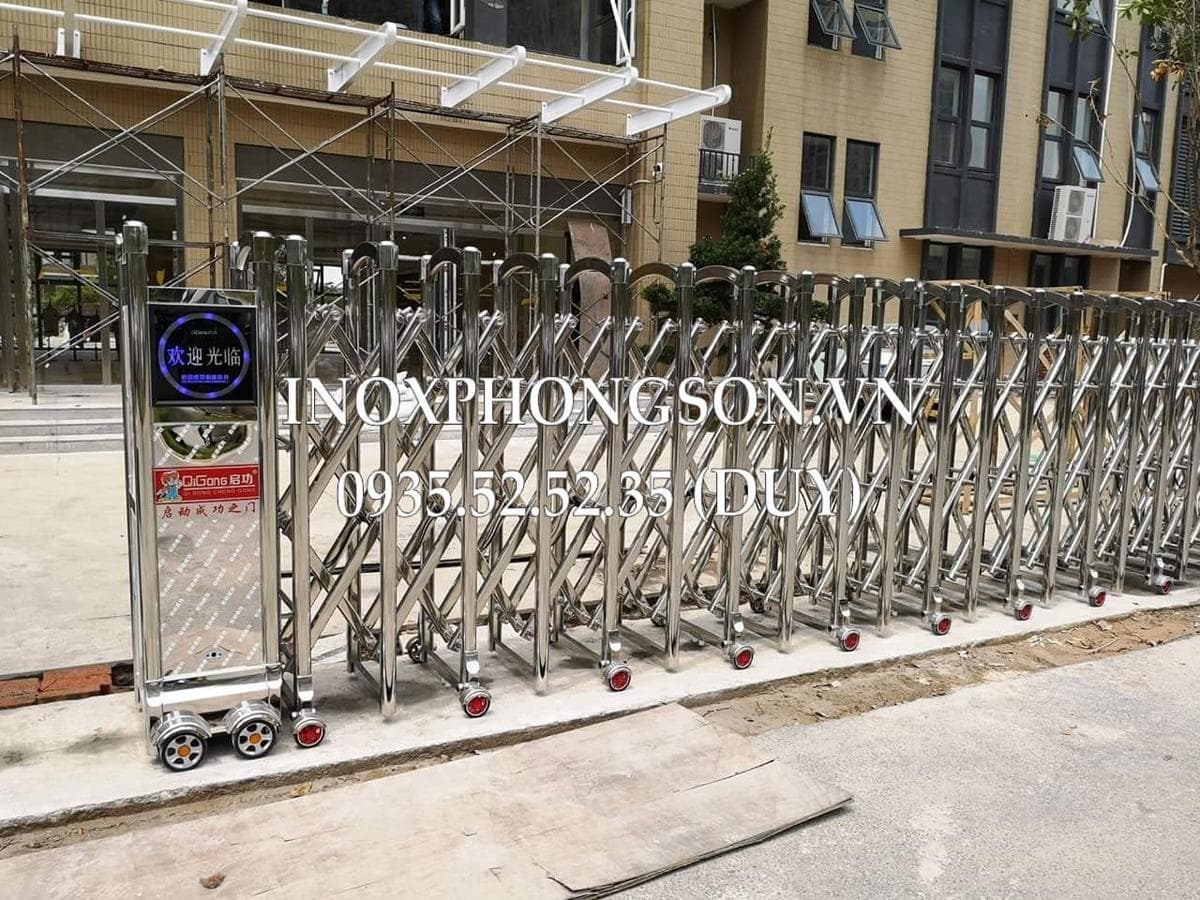 Cửa cổng xếp Inox Phong Sơn facility 1