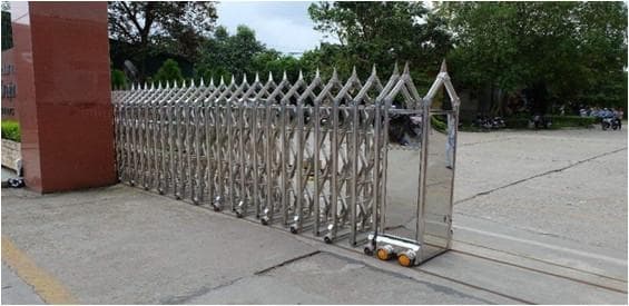 Cửa cổng xếp Inox Phong Sơn facility 2